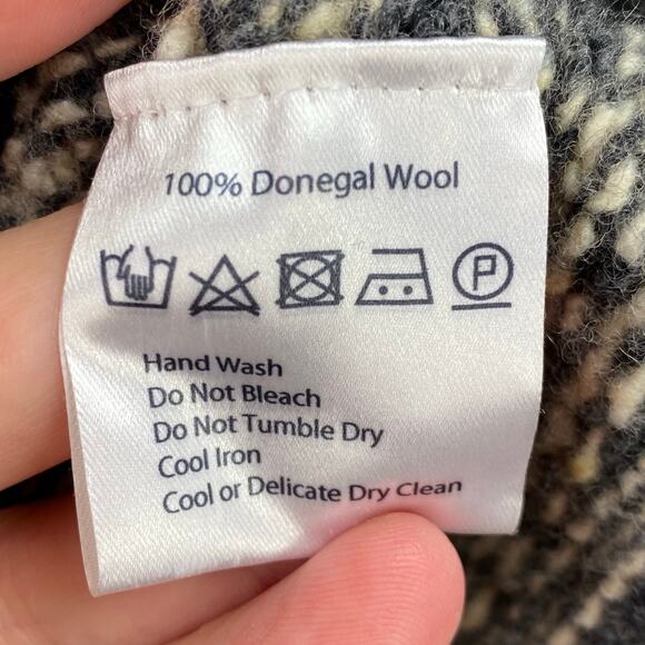 SOLD.   Celtic & Co 100% Donegal Wool Sweater Size L Gray High Neck Tweed - Picture 6 of 8